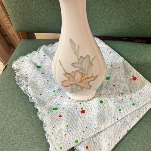 Vintage ribbed vase with silver trim - Picture 3 of 6